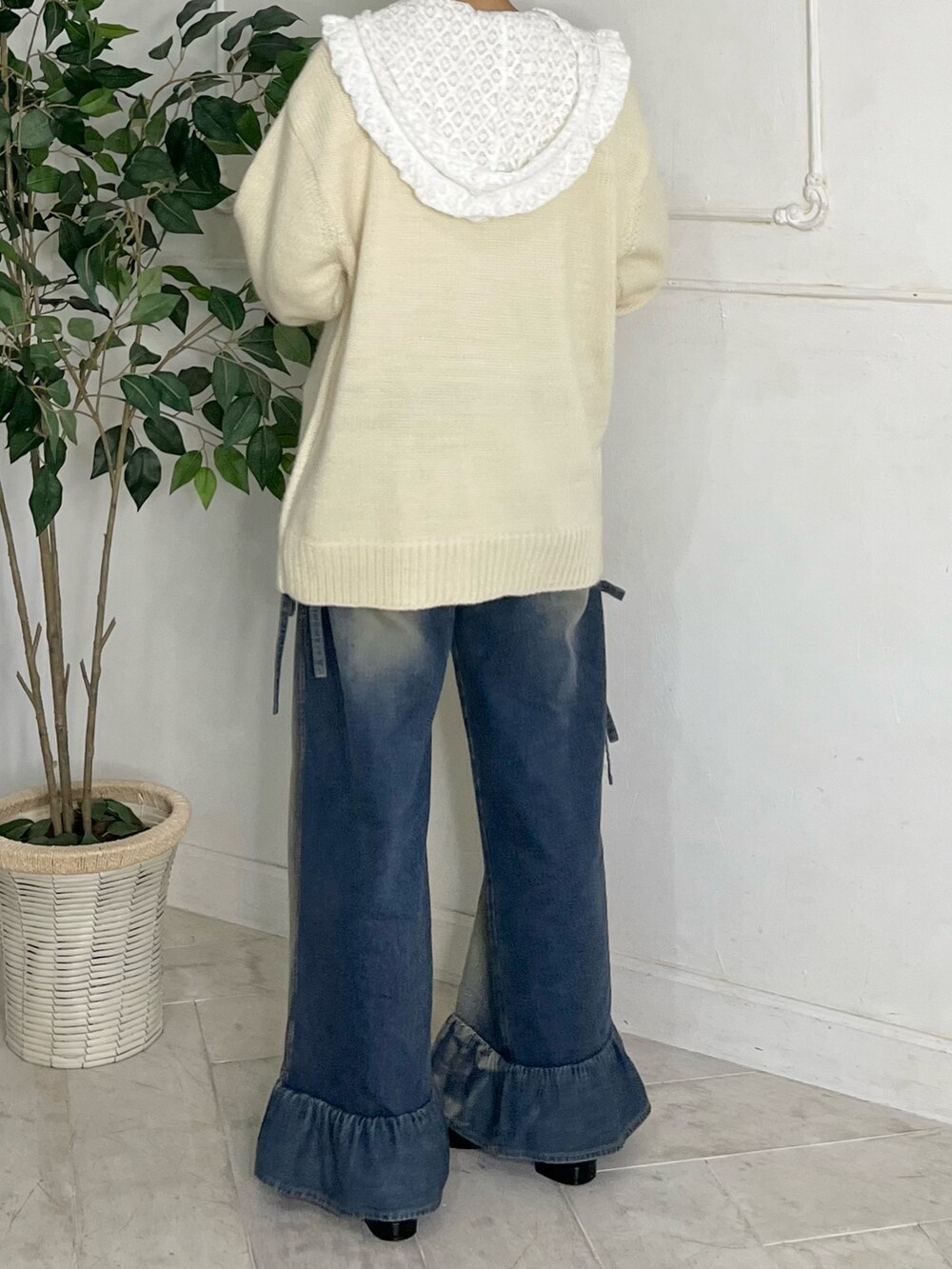 ホワイト系のTシャツ/カットソー、ホワイト系のニット/セーター、ブルー系のデニムパンツを着用したレディースの秋コーディネートの4枚目の写真