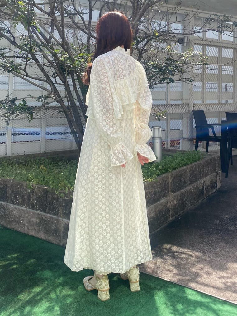 ホワイト系のワンピース、ホワイト系のキャミソール、ホワイト系のその他トップスを着用したレディースの春コーディネートの2枚目の写真