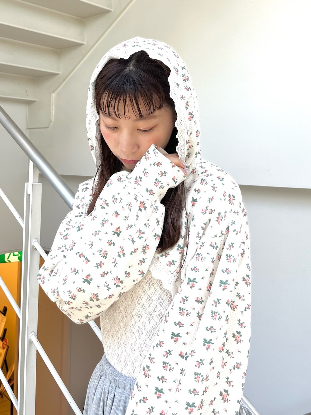 その他のカーディガン/ボレロ、ホワイト系のTシャツ/カットソー、ホワイト系のサンダルを着用したレディースの夏コーディネートの4枚目の写真