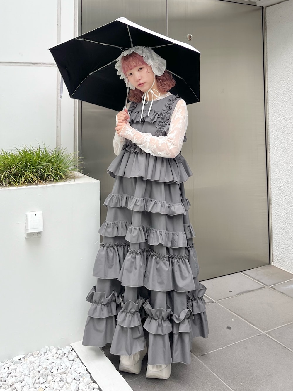 ホワイト系のTシャツ/カットソー、ホワイト系のバレエシューズ、グレー系のワンピースを着用したレディースの春コーディネートの2枚目の写真