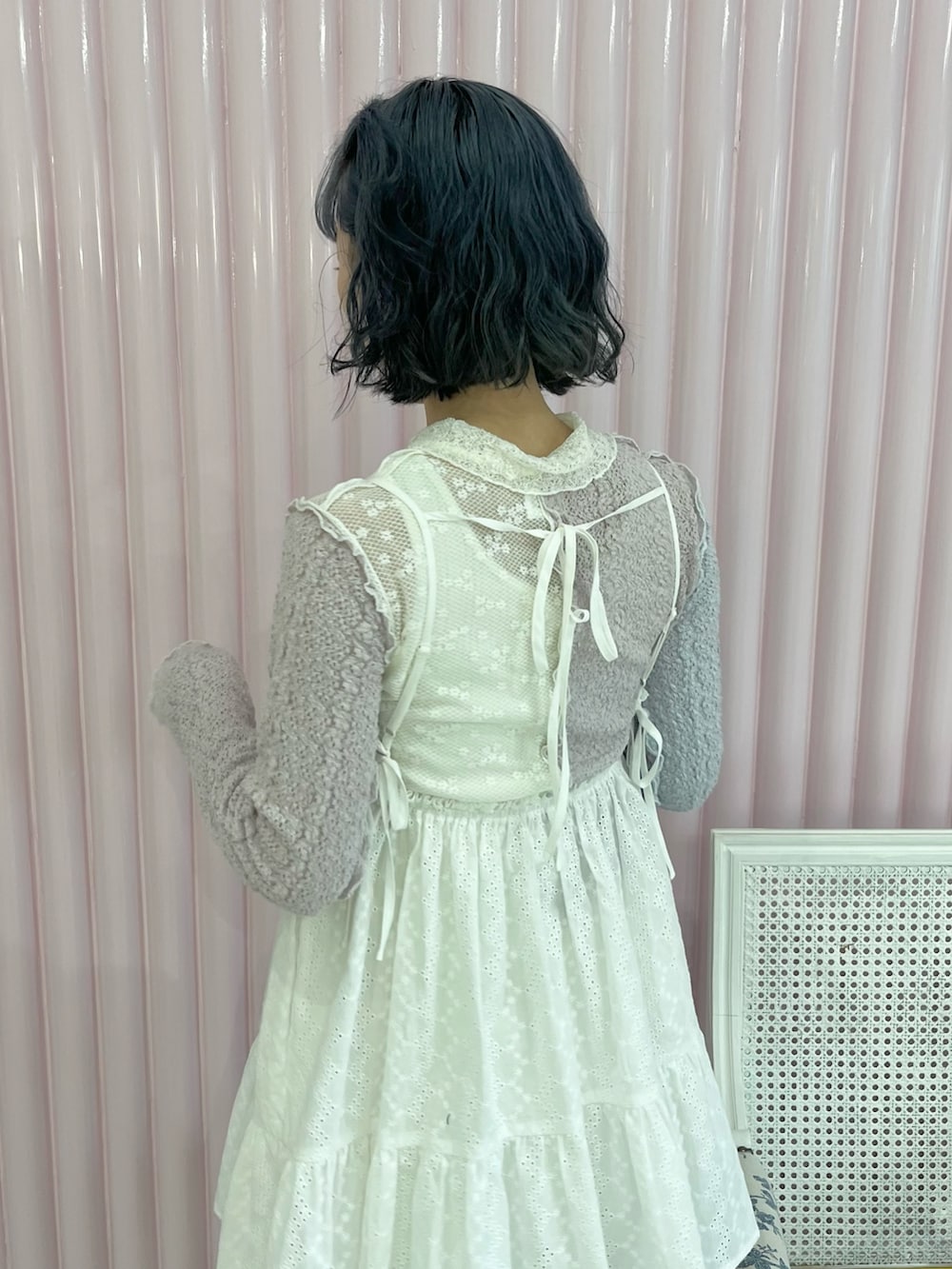 ホワイト系のキャミソール、その他のカーディガン/ボレロ、ホワイト系のその他パンツを着用したレディースの冬コーディネートの7枚目の写真