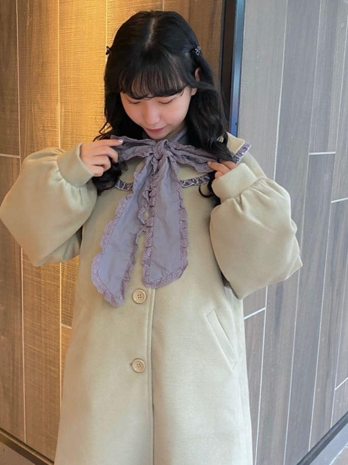 パープル系のシャツ/ブラウス、ベージュ系のブーツ、グリーン系のその他アウターを着用したレディースの秋コーディネートの4枚目の写真