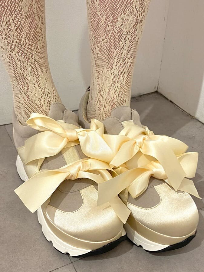 ホワイト系のスニーカー、ホワイト系のシャツ/ブラウス、ホワイト系のその他パンツを着用したレディースの秋コーディネートの5枚目の写真