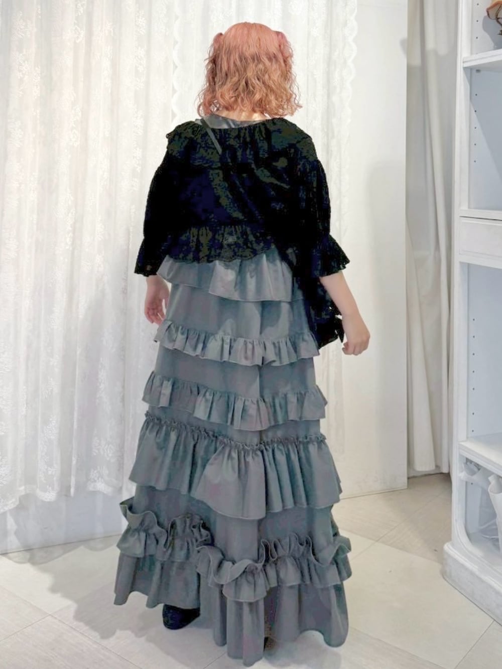 ブラック系のカーディガン/ボレロ、グレー系のワンピース、ブラック系のショルダーバッグを着用したレディースの夏コーディネートの3枚目の写真