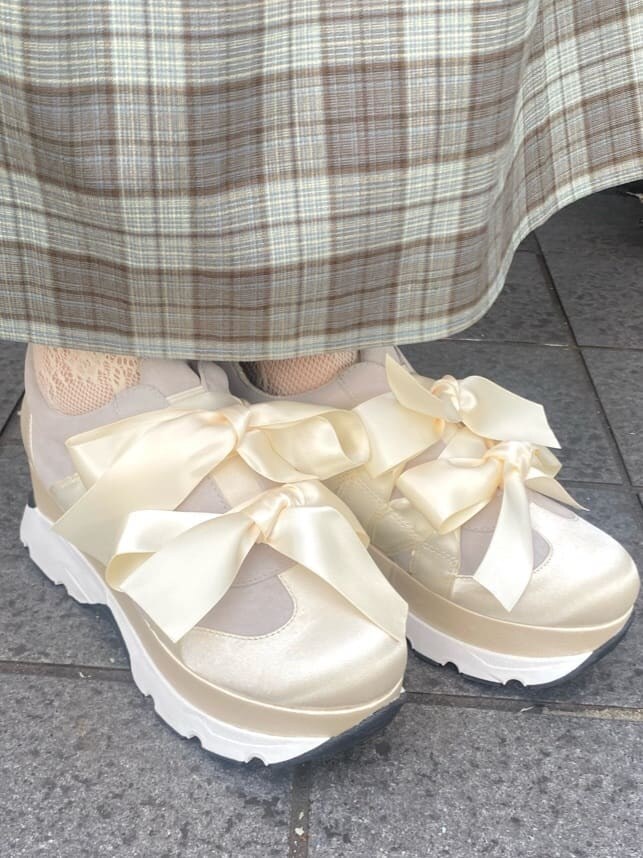 ホワイト系のスニーカー、ブルー系のワンピースを着用したレディースの夏コーディネートの5枚目の写真