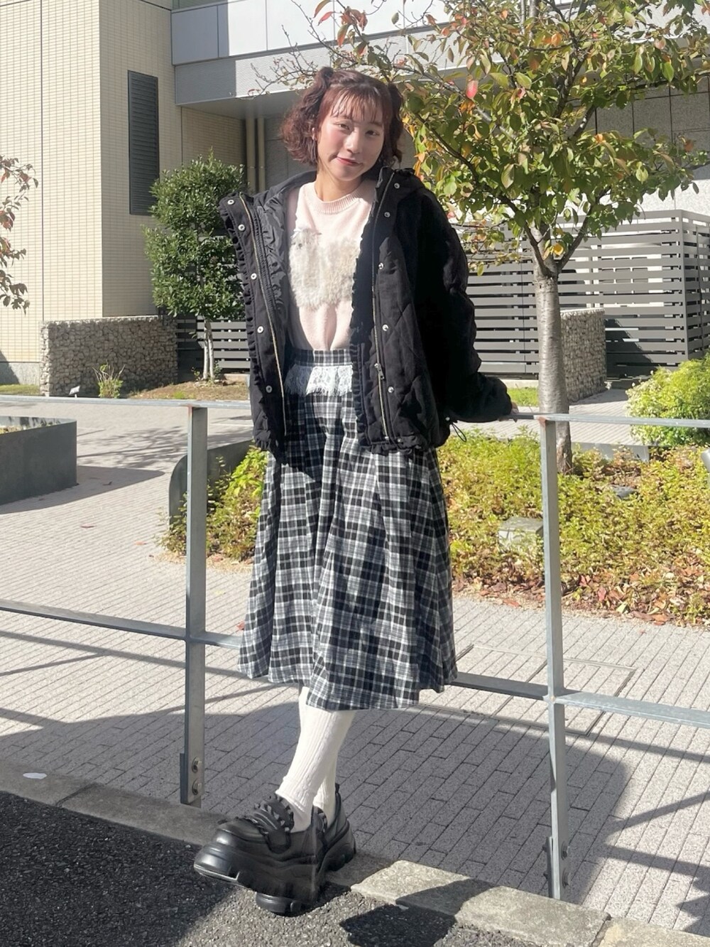 ピンク系のニット/セーター、ブラック系のスカート、ブラック系のローファーを着用したレディースの冬コーディネートの2枚目の写真