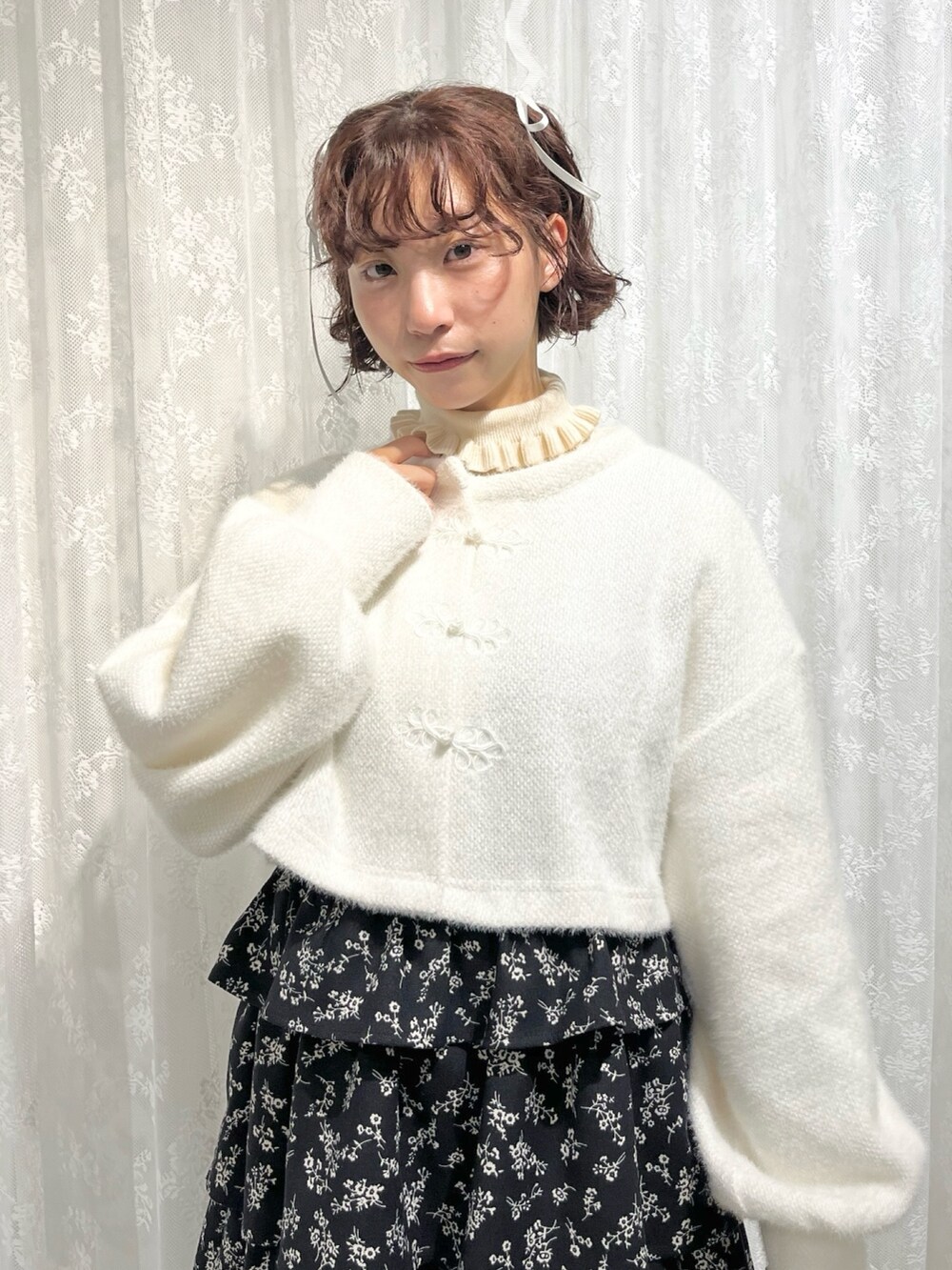 ホワイト系のカーディガン/ボレロ、ホワイト系のニット/セーター、ブラック系のワンピースを着用したレディースの秋コーディネートの5枚目の写真