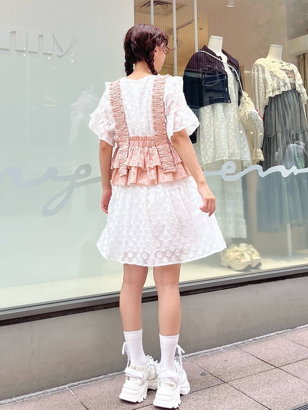 ピンク系のキャミソール、ホワイト系のワンピース、ホワイト系のスニーカーを着用したレディースの秋コーディネートの3枚目の写真