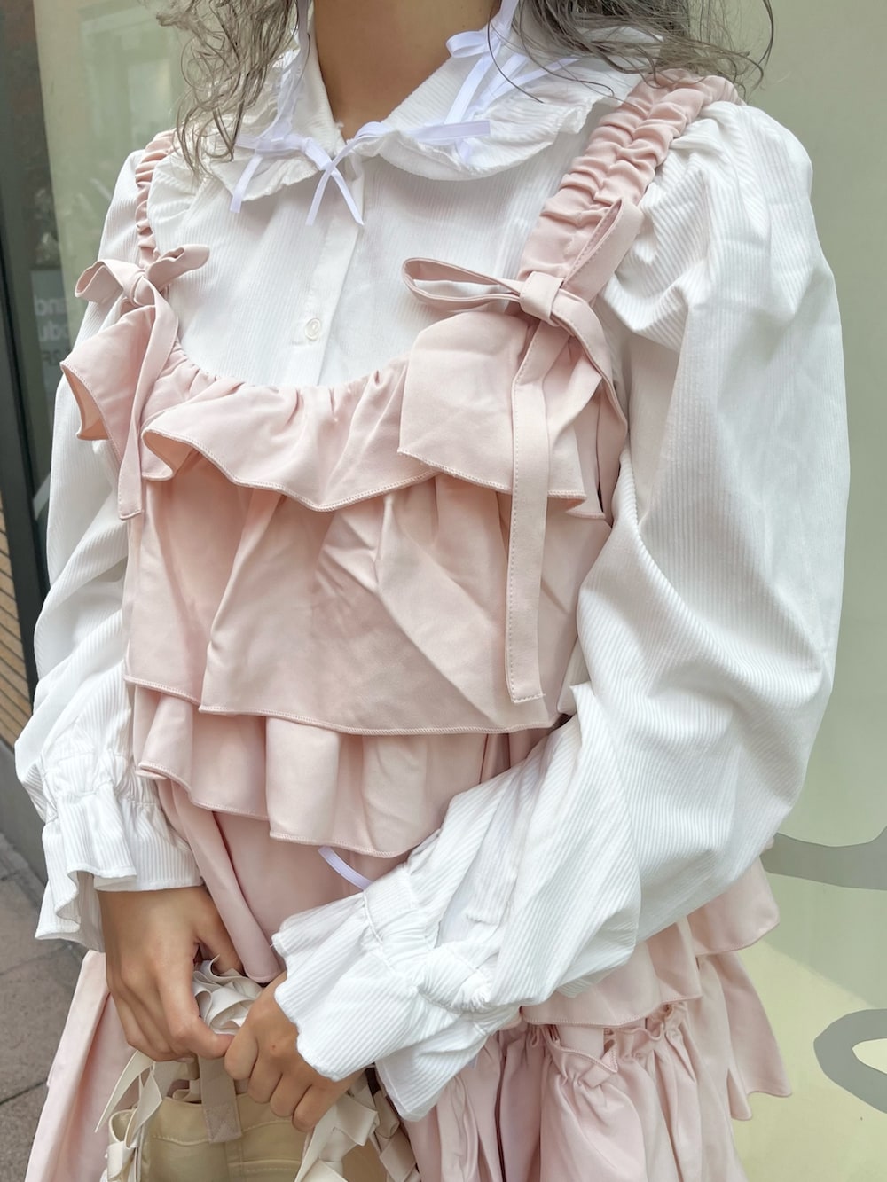 ホワイト系のシャツ/ブラウス、ピンク系のワンピース、ホワイト系のハンドバッグを着用したレディースの秋コーディネートの7枚目の写真