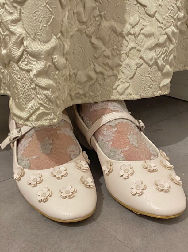 ホワイト系のパンプス、ベージュ系のワンピース、ベージュ系のトートバッグを着用したレディースの秋コーディネートの8枚目の写真