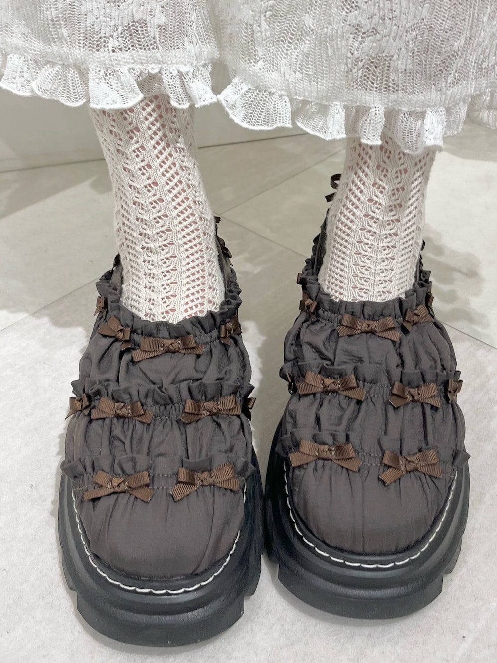 ホワイト系のカーディガン/ボレロ、ホワイト系のワンピース、ホワイト系のショルダーバッグを着用したレディースの夏コーディネートの10枚目の写真