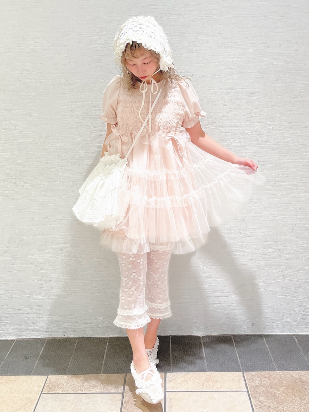 ピンク系のワンピース、ホワイト系のショルダーバッグ、ホワイト系のその他パンツを着用したレディースの春コーディネートの3枚目の写真