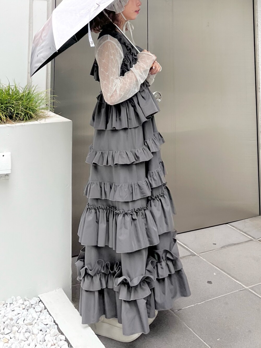 ホワイト系のTシャツ/カットソー、ホワイト系のバレエシューズ、グレー系のワンピースを着用したレディースの春コーディネートの4枚目の写真