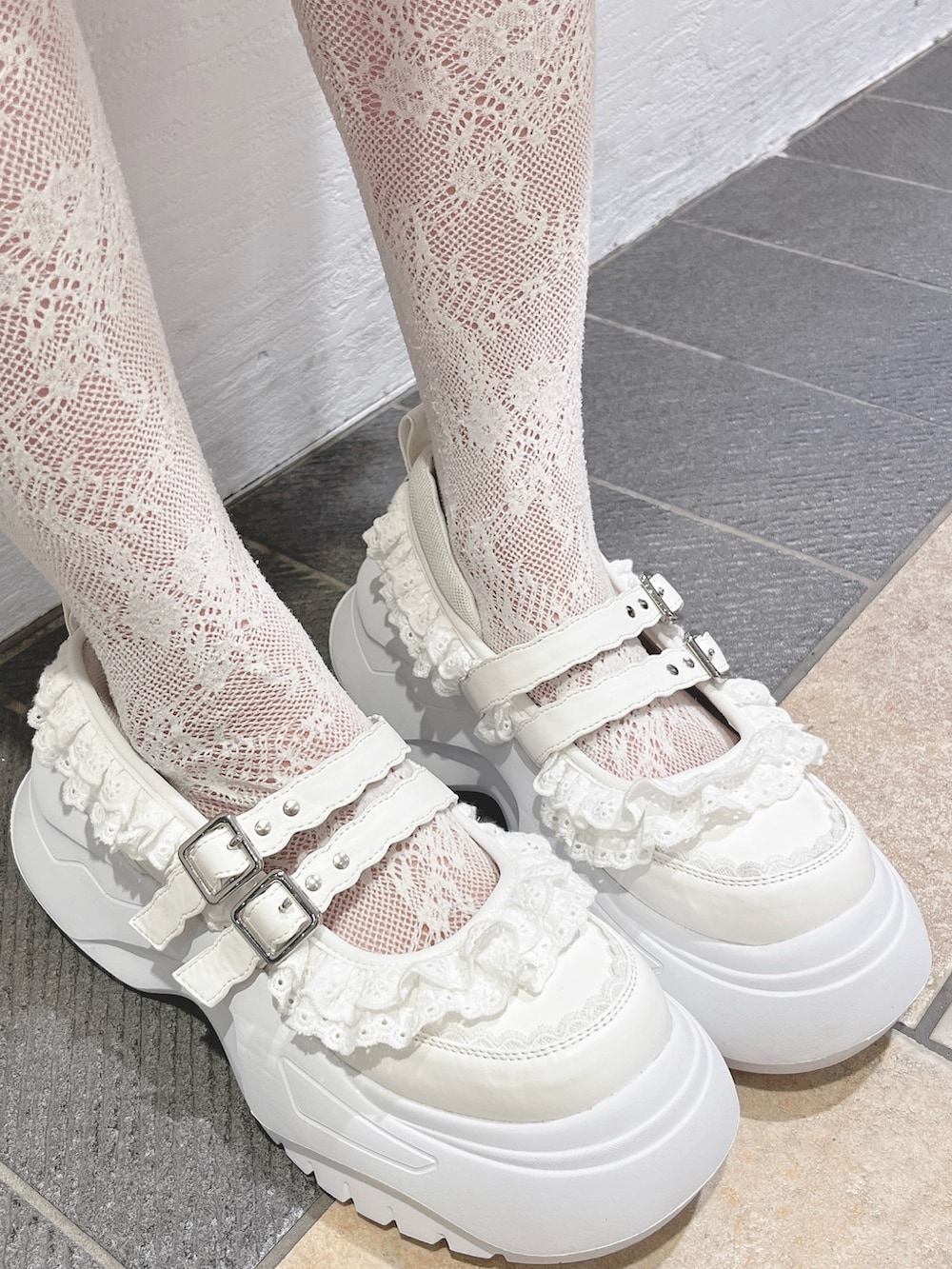 ブルー系のワンピース、ホワイト系のスニーカーを着用したレディースの春コーディネートの10枚目の写真