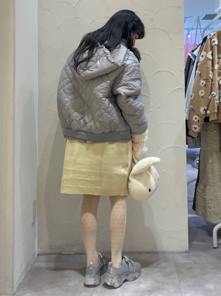 ブルー系のその他アウター、ホワイト系のワンピース、ブルー系のスニーカーを着用したレディースの秋コーディネートの4枚目の写真