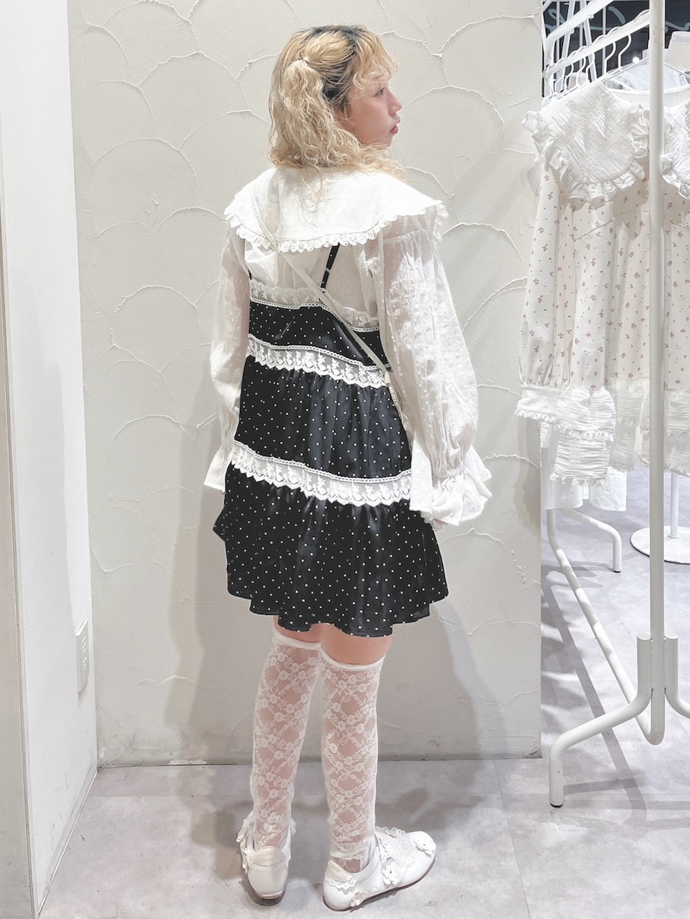 ホワイト系のシャツ/ブラウス、ブラック系のワンピース、ホワイト系のスニーカーを着用したレディースの冬コーディネートの3枚目の写真