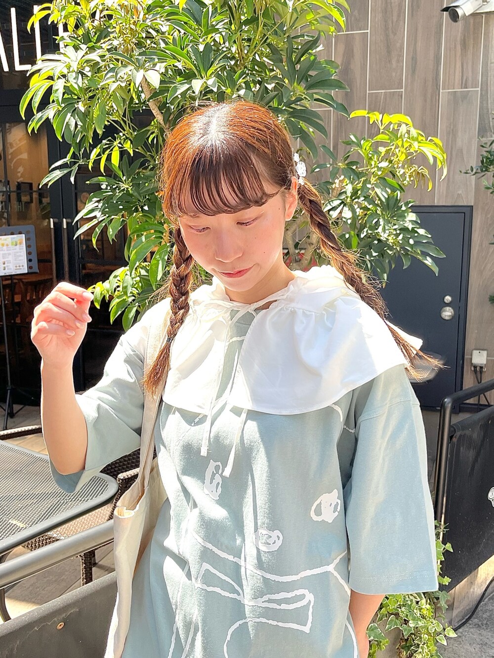 ブルー系のTシャツ/カットソー、ホワイト系のトートバッグ、ホワイト系のその他パンツを着用したレディースの春コーディネートの4枚目の写真