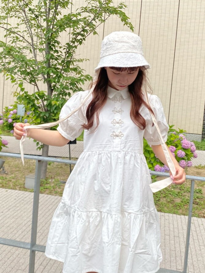 ホワイト系のドレスシューズ、ホワイト系のワンピース、ホワイト系のハットを着用したレディースの夏コーディネートの3枚目の写真