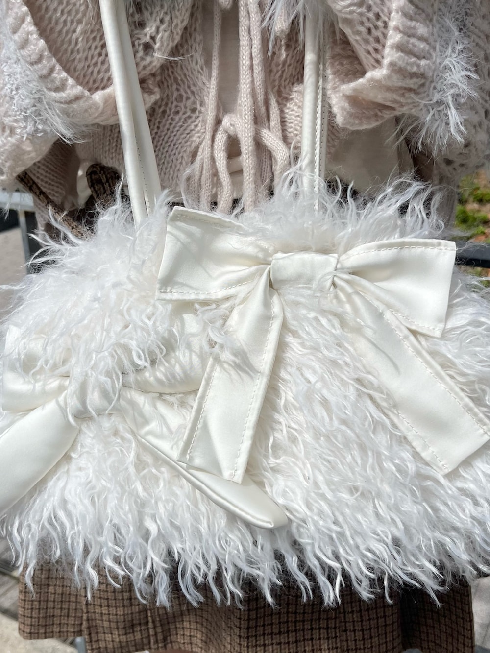 グレー系のカーディガン/ボレロ、ホワイト系のボストンバッグ、ホワイト系のTシャツ/カットソーを着用したレディースの秋コーディネートの9枚目の写真