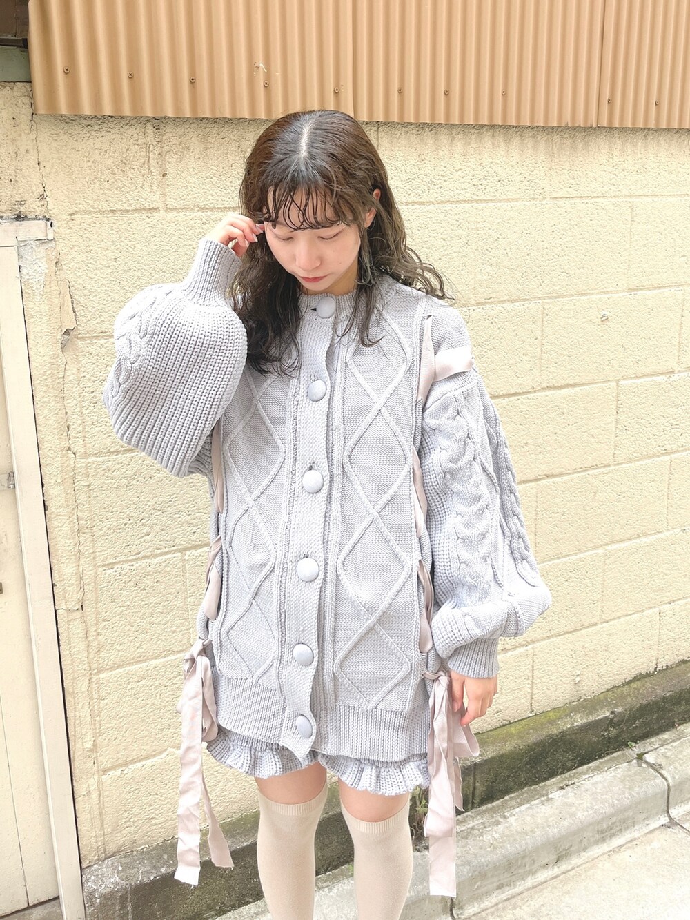 ホワイト系のサンダル、ブルー系のスウェットパンツ、ブルー系のニット/セーターを着用したレディースの夏コーディネートの4枚目の写真