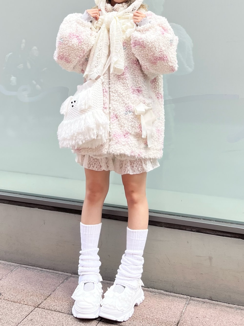 ピンク系のブルゾン、グレー系のニット/セーター、ベージュ系のショルダーバッグを着用したレディースの秋コーディネートの4枚目の写真