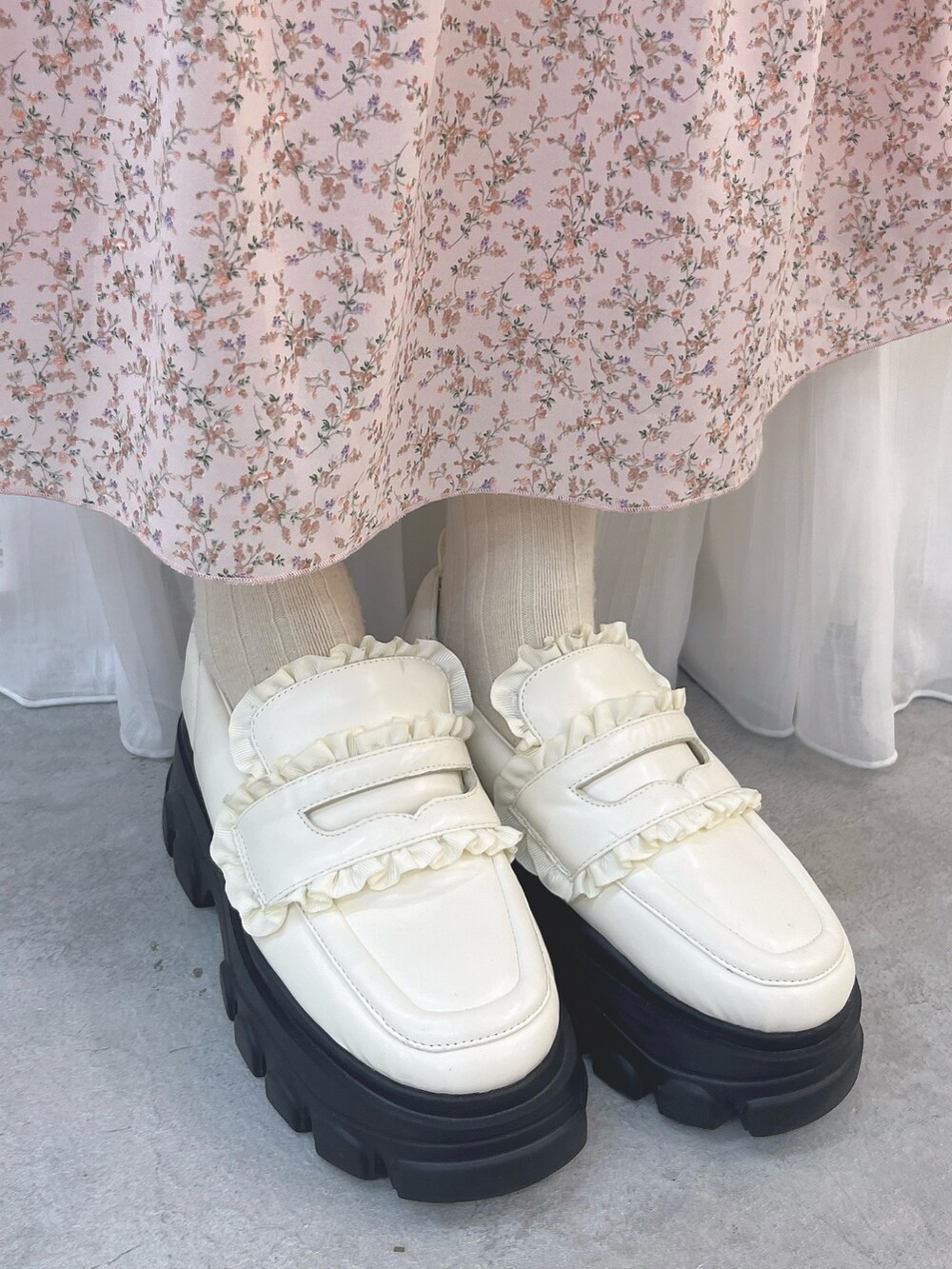 ピンク系のワンピース、ピンク系のMA-1、ホワイト系のローファーを着用したレディースの夏コーディネートの10枚目の写真