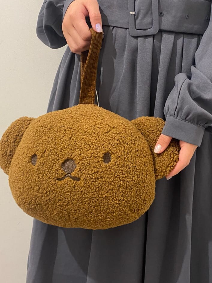 ベージュ系のブーツ、ブラウン系のハンドバッグ、ブルー系のワンピースを着用したレディースの秋コーディネートの5枚目の写真