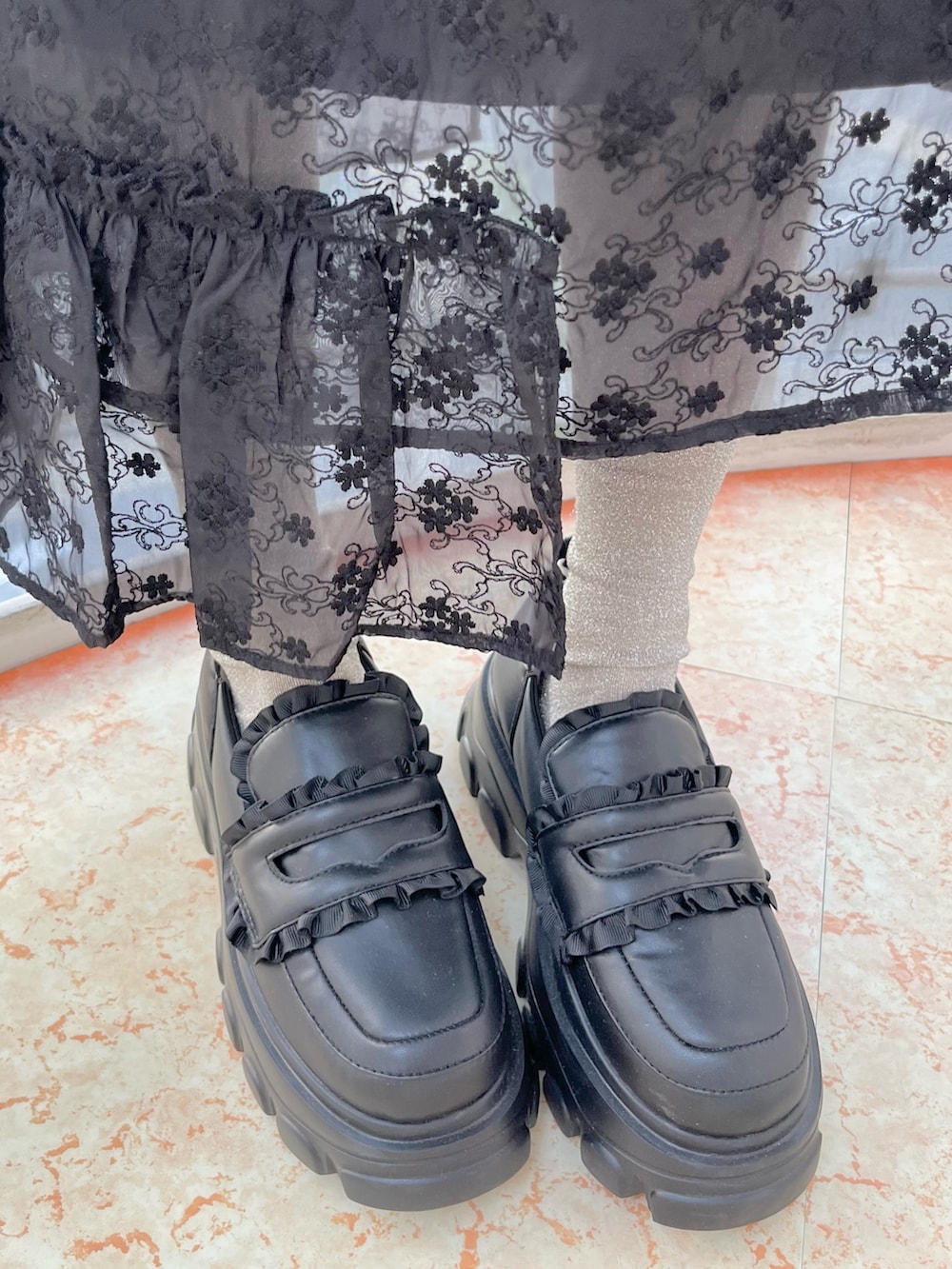 グレー系のワンピース、ブラック系のワンピース、ブラック系のローファーを着用したレディースの冬コーディネートの7枚目の写真