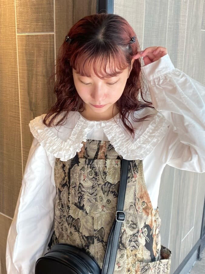 ホワイト系のシャツ/ブラウス、ブラック系のその他シューズ、その他のジャンパースカートを着用したレディースの秋コーディネートの5枚目の写真