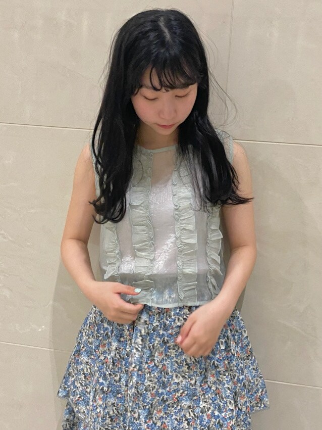 ベージュ系のパンプス、グリーン系のシャツ/ブラウスを着用したレディースの春コーディネートの4枚目の写真