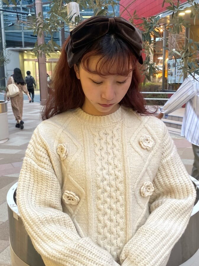 ホワイト系のブーツ、ホワイト系のスカート、ホワイト系のニット/セーターを着用したレディースの秋コーディネートの3枚目の写真