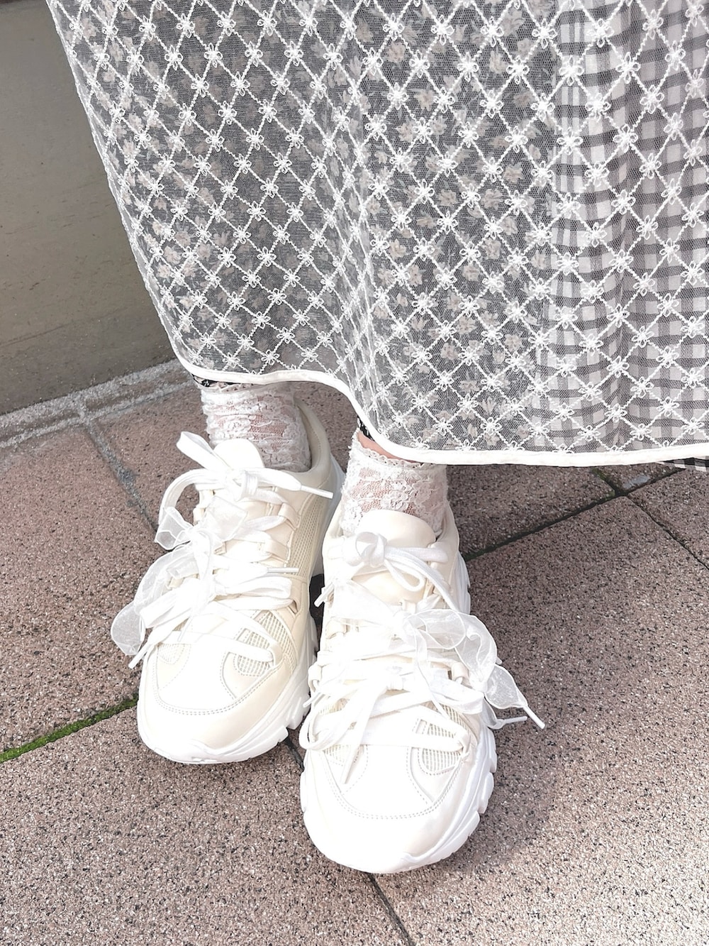 ブラック系のワンピース、ホワイト系のワンピース、ホワイト系のトートバッグを着用したレディースの春コーディネートの9枚目の写真