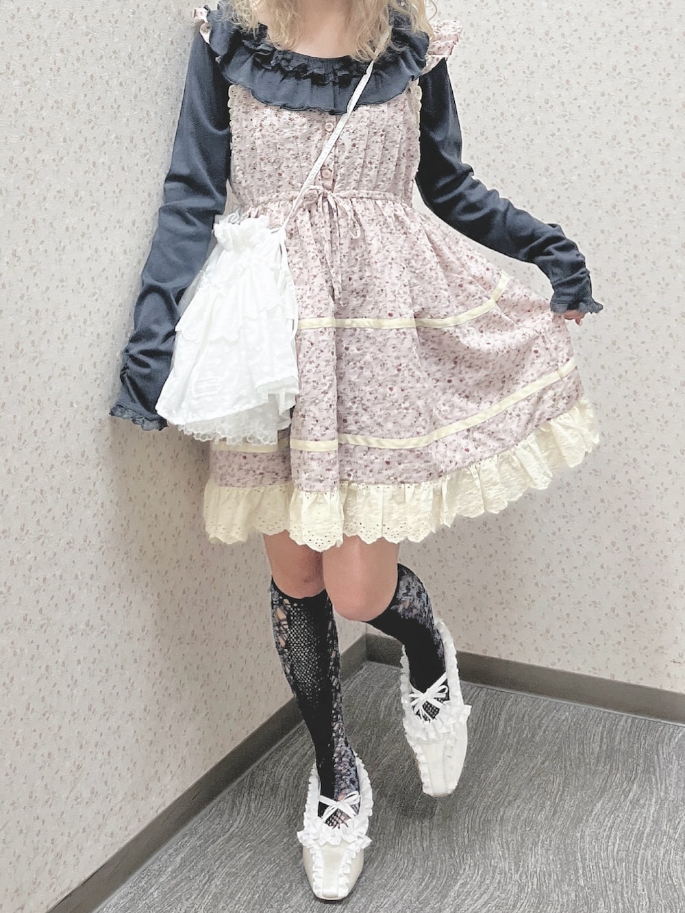 グレー系のTシャツ/カットソー、ピンク系のワンピース、ホワイト系のショルダーバッグを着用したレディースの冬コーディネートの3枚目の写真