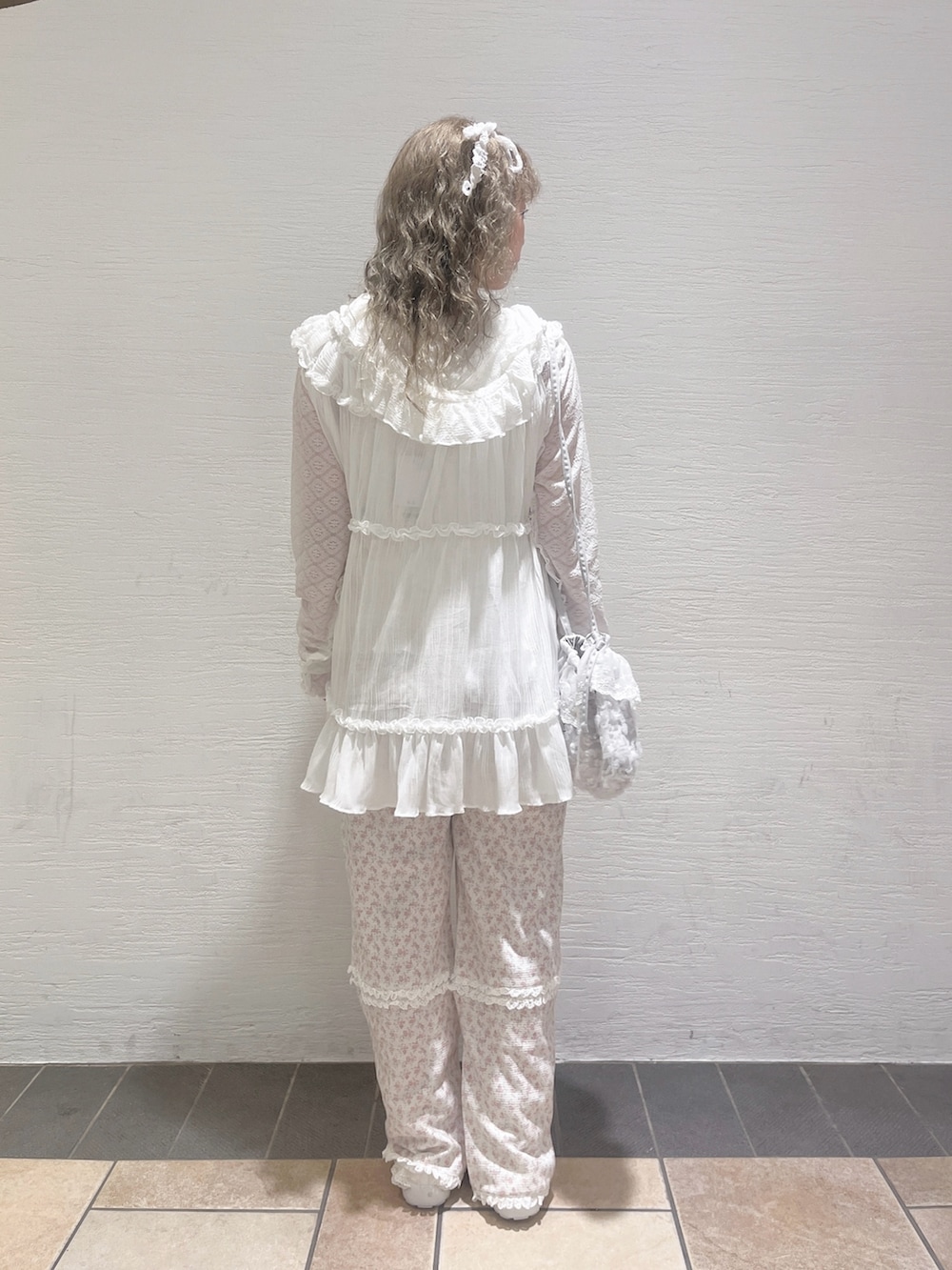 ホワイト系のTシャツ/カットソー、ホワイト系のシャツ/ブラウス、ピンク系のカーゴパンツを着用したレディースの夏コーディネートの3枚目の写真