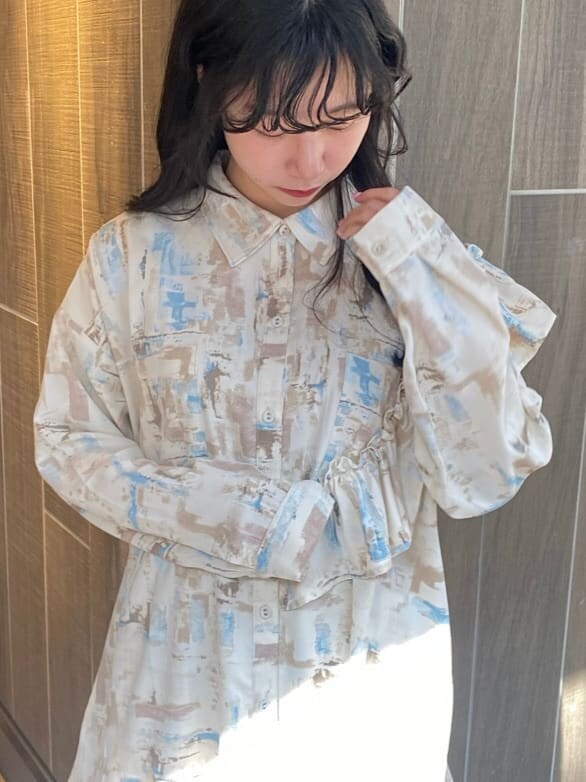 ベージュ系のパンプス、ブルー系のシャツ/ブラウス、ブルー系のスカートを着用したレディースの冬コーディネートの4枚目の写真