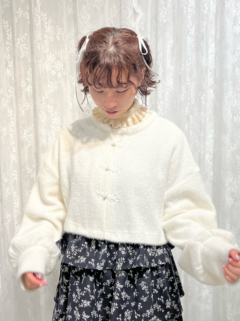 ホワイト系のカーディガン/ボレロ、ホワイト系のニット/セーター、ブラック系のワンピースを着用したレディースの秋コーディネートの4枚目の写真