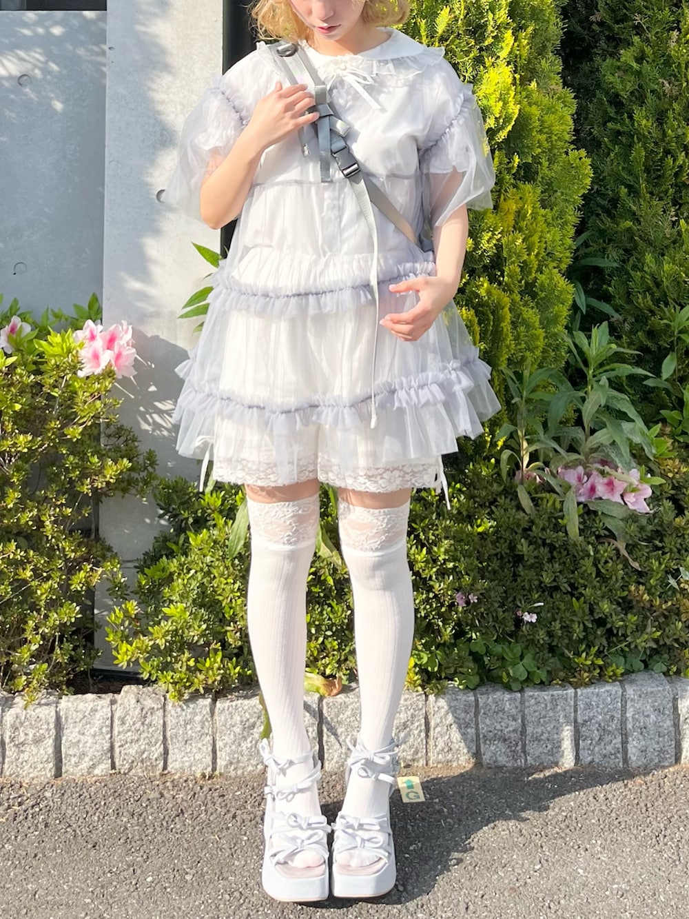 ブルー系のシャツ/ブラウス、ホワイト系のシャツ/ブラウス、ホワイト系のその他パンツを着用したレディースの春コーディネートの5枚目の写真