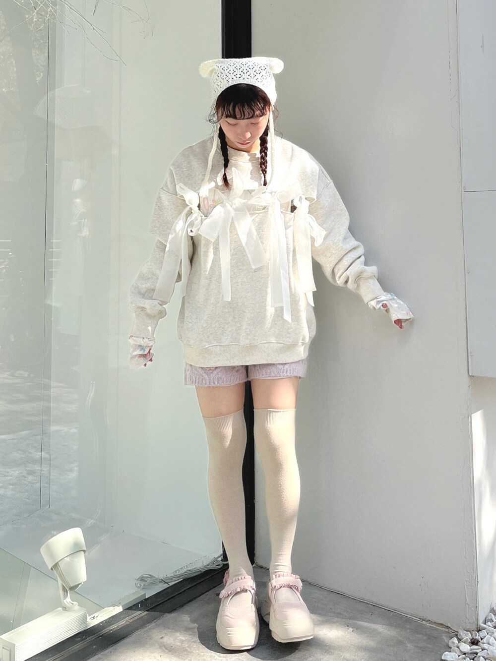 ホワイト系のTシャツ/カットソー、ホワイト系のスウェット、ピンク系のスウェットパンツを着用したレディースの秋コーディネートの2枚目の写真