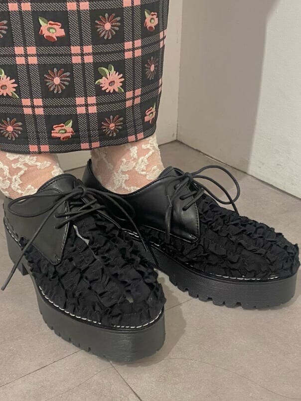 ピンク系のワンピース、ブラック系のシャツ/ブラウス、ブラック系のその他シューズを着用したレディースの冬コーディネートの7枚目の写真