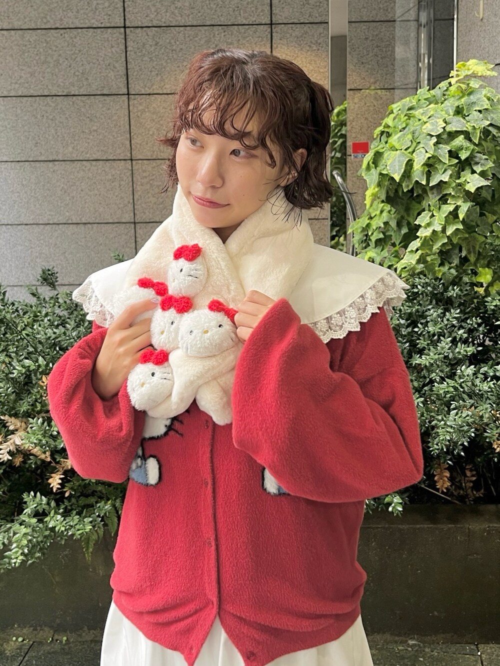 レッド系のカーディガン/ボレロ、ホワイト系のワンピース、レッド系のバレエシューズを着用したレディースの秋コーディネートの6枚目の写真