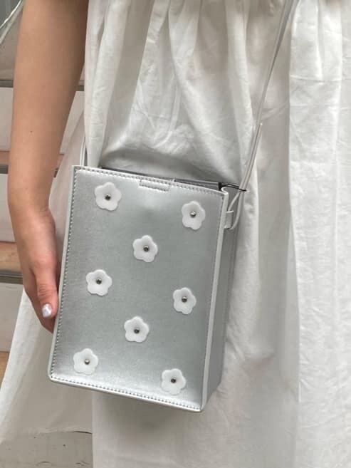 ホワイト系のワンピース、ホワイト系のその他パンツ、ホワイト系のサンダルを着用したレディースの春コーディネートの5枚目の写真