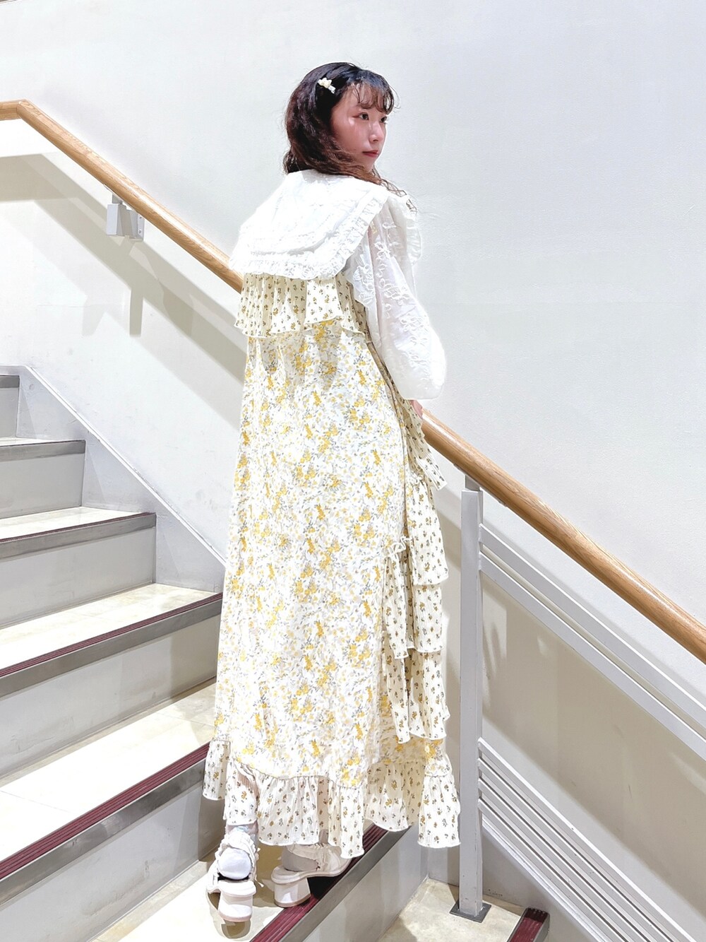 ホワイト系のシャツ/ブラウス、その他のワンピース、ホワイト系のパンプスを着用したレディースの春コーディネートの2枚目の写真