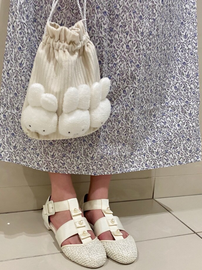 ホワイト系のパンプス、パープル系のワンピース、ホワイト系のその他雑貨を着用したレディースの春コーディネートの5枚目の写真