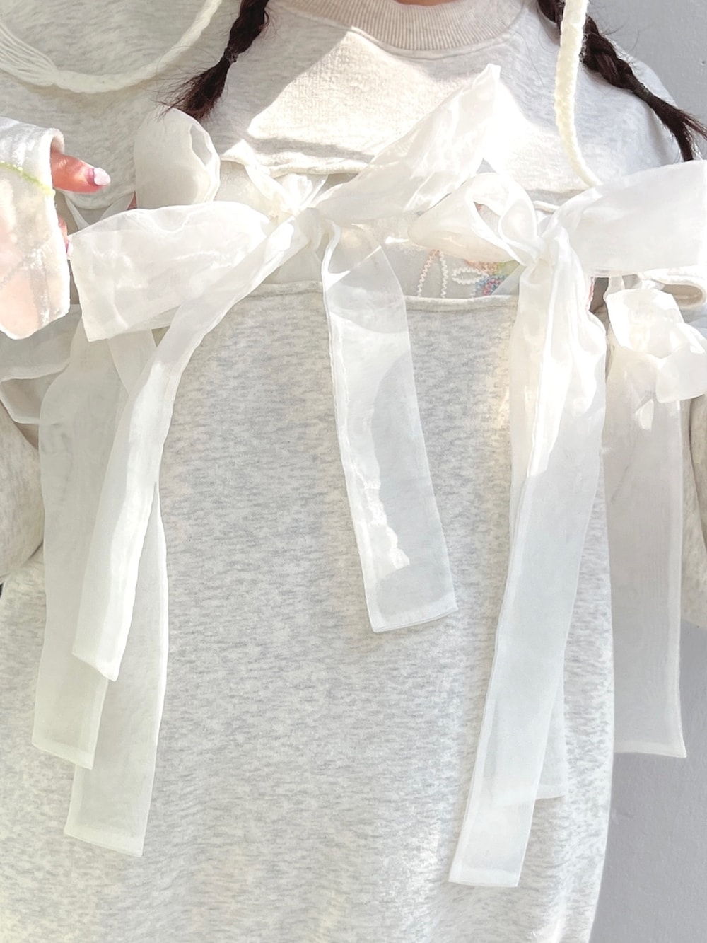 ホワイト系のTシャツ/カットソー、ホワイト系のスウェット、ピンク系のスウェットパンツを着用したレディースの秋コーディネートの7枚目の写真