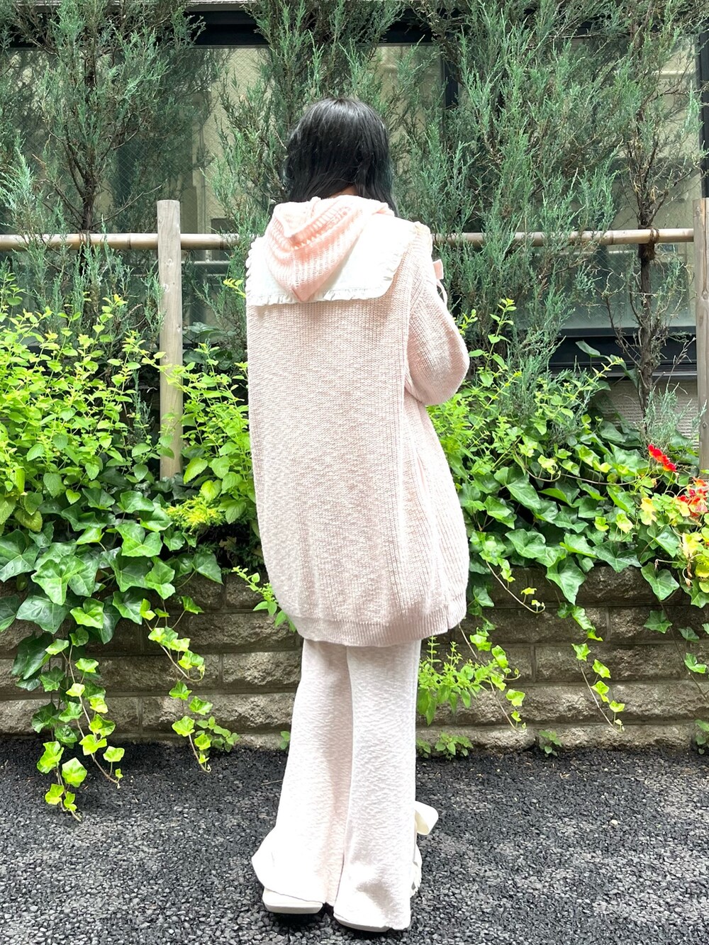 ピンク系のカーディガン/ボレロ、ピンク系のスウェットパンツ、ホワイト系のスニーカーを着用したレディースの夏コーディネートの4枚目の写真