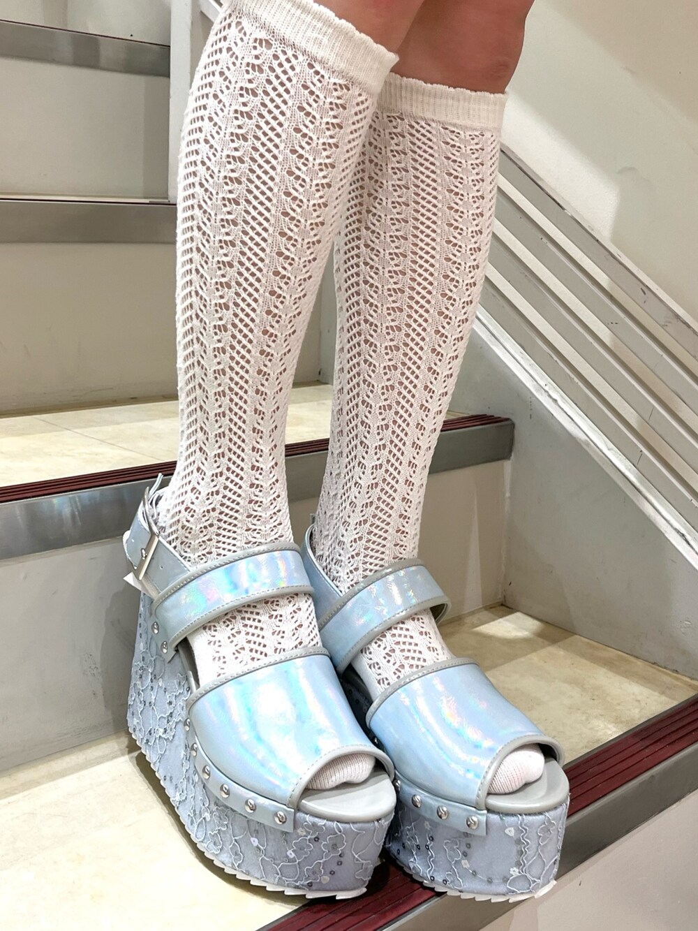 ブルー系のTシャツ/カットソー、ホワイト系のシャツ/ブラウス、ホワイト系のその他パンツを着用したレディースの春コーディネートの6枚目の写真