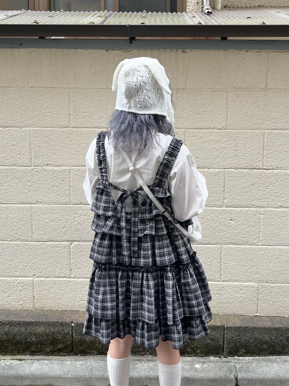 ホワイト系のシャツ/ブラウス、ブラック系のワンピース、ホワイト系のショルダーバッグを着用したレディースの秋コーディネートの6枚目の写真