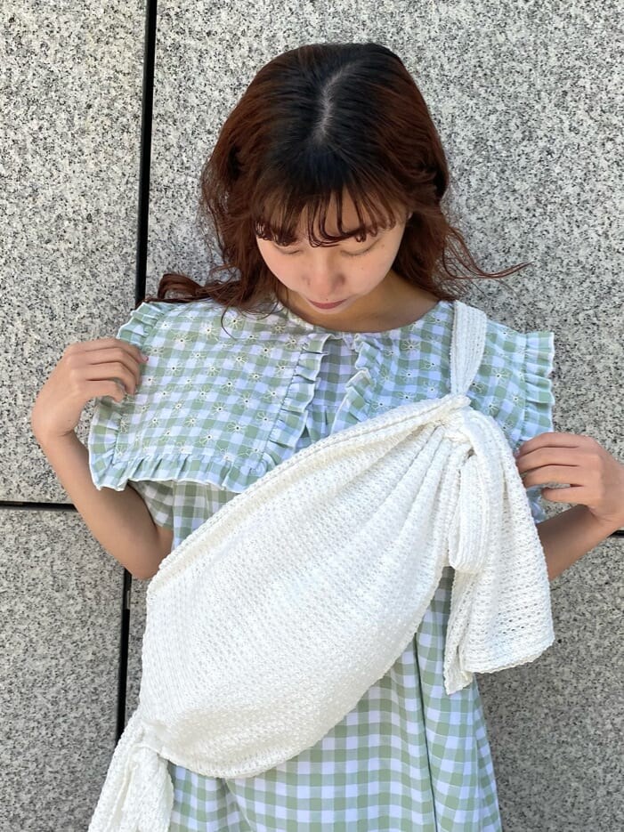 ホワイト系のサンダル、ホワイト系のショルダーバッグ、グリーン系のワンピースを着用したレディースの春コーディネートの4枚目の写真