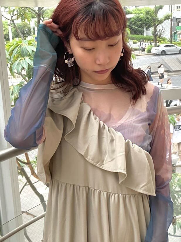 ベージュ系のワンピース、ブルー系のTシャツ/カットソー、ベージュ系のパンプスを着用したレディースの秋コーディネートの4枚目の写真