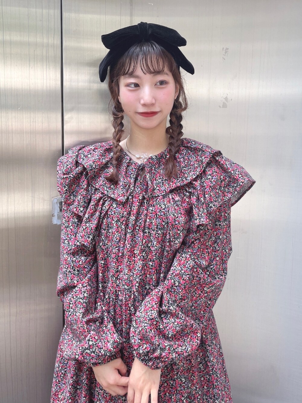 ピンク系のワンピース、ブラック系のカチューシャを着用したレディースの夏コーディネートの3枚目の写真